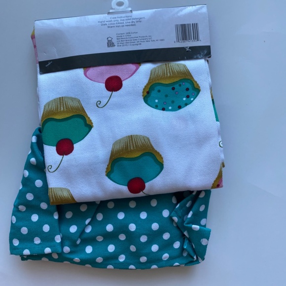 Adjustable Hostess Apron Cupcakes Pattern - Picture 3 of 4